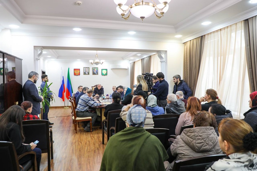 Жители аварийных общежитий Каспийска войдут в рабочую группу по принятию решения о переселении